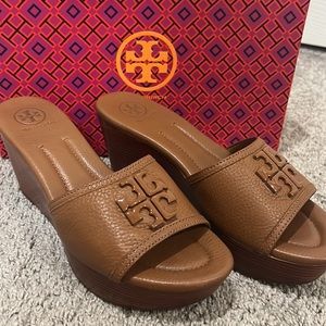TORY BURCH LOWELL 2 80MM WEDGE SLIDE
50878 - ROYAL TAN - SIZE US 8